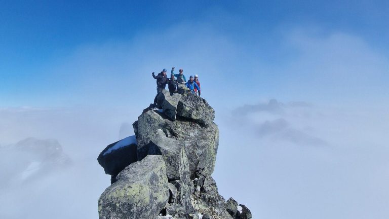 Store Austabotntind med fjellfører
